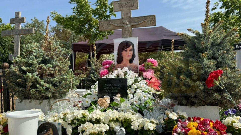 Память о звезде: у могилы Анастасии Заворотнюк в годовщину смерти Память о звезде: у могилы Анастасии Заворотнюк в годовщину смерти