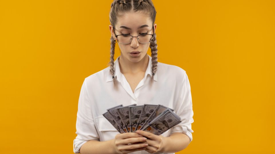 Как перестать выбрасывать деньги на ветер: 7 неочевидных способов сэкономить Как перестать выбрасывать деньги на ветер: 7 неочевидных способов сэкономить
