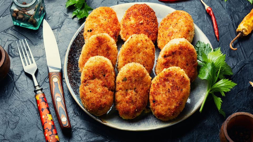 Рыбные котлеты, которые затмят мясные: сочно, ароматно и очень вкусно Рыбные котлеты, которые затмят мясные: сочно, ароматно и очень вкусно