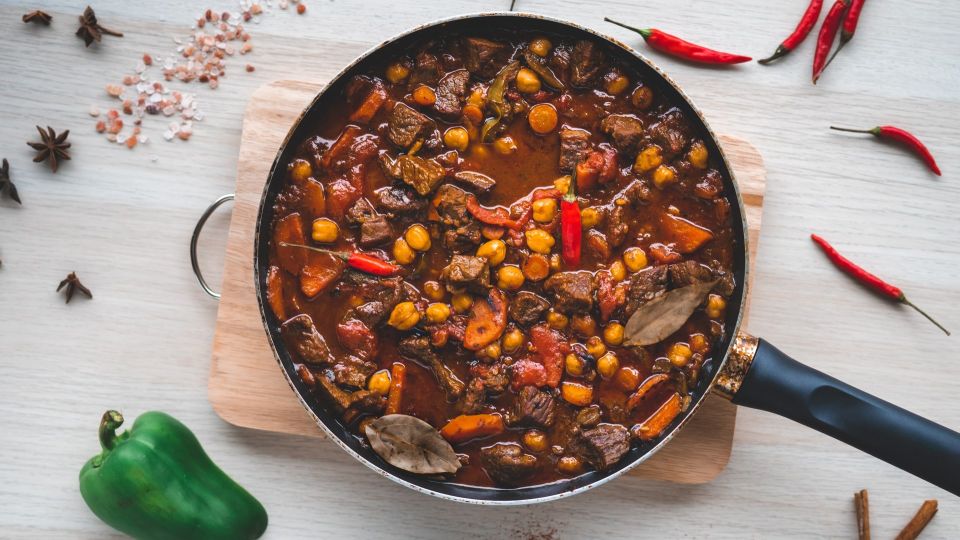 Праздничное овощное рагу из тушенки: просто, быстро и вкусно Праздничное овощное рагу из тушенки: просто, быстро и вкусно