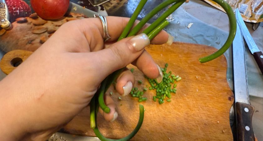 Закуска из чесночных стрелок и сала: вкусно и просто Закуска из чесночных стрелок и сала: вкусно и просто