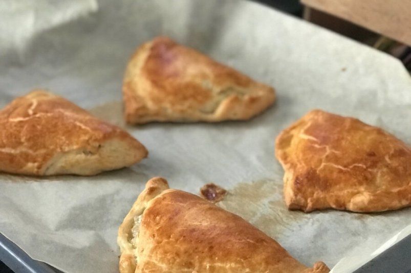 Слойки с тунцом и сыром: идеальная закуска для любого случая Слойки с тунцом и сыром: идеальная закуска для любого случая
