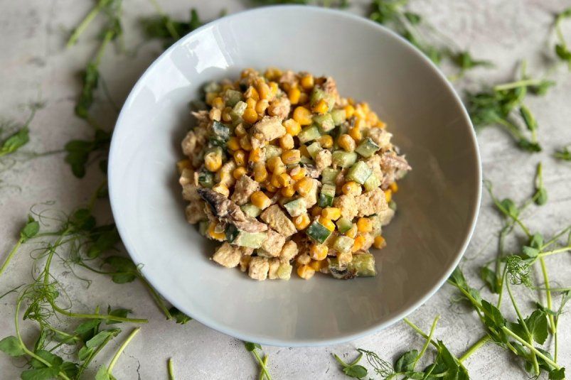 Салат со шпротами, кукурузой и свежим огурцом — новый взгляд на привычные вкусы Салат со шпротами, кукурузой и свежим огурцом — новый взгляд на привычные вкусы