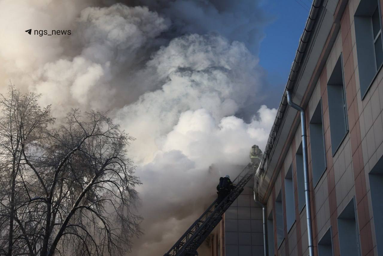 Педагогический колледж горит в Новосибирске Педагогический колледж горит в Новосибирске
