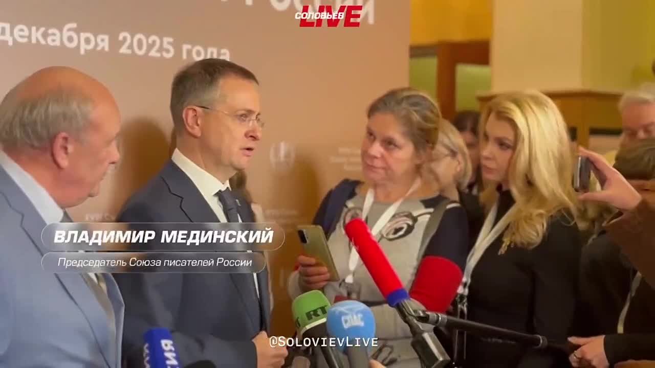 «Надо без скандалов вернуть Переделкино», заявил Владимир Мединский на съезде Союза писателей России