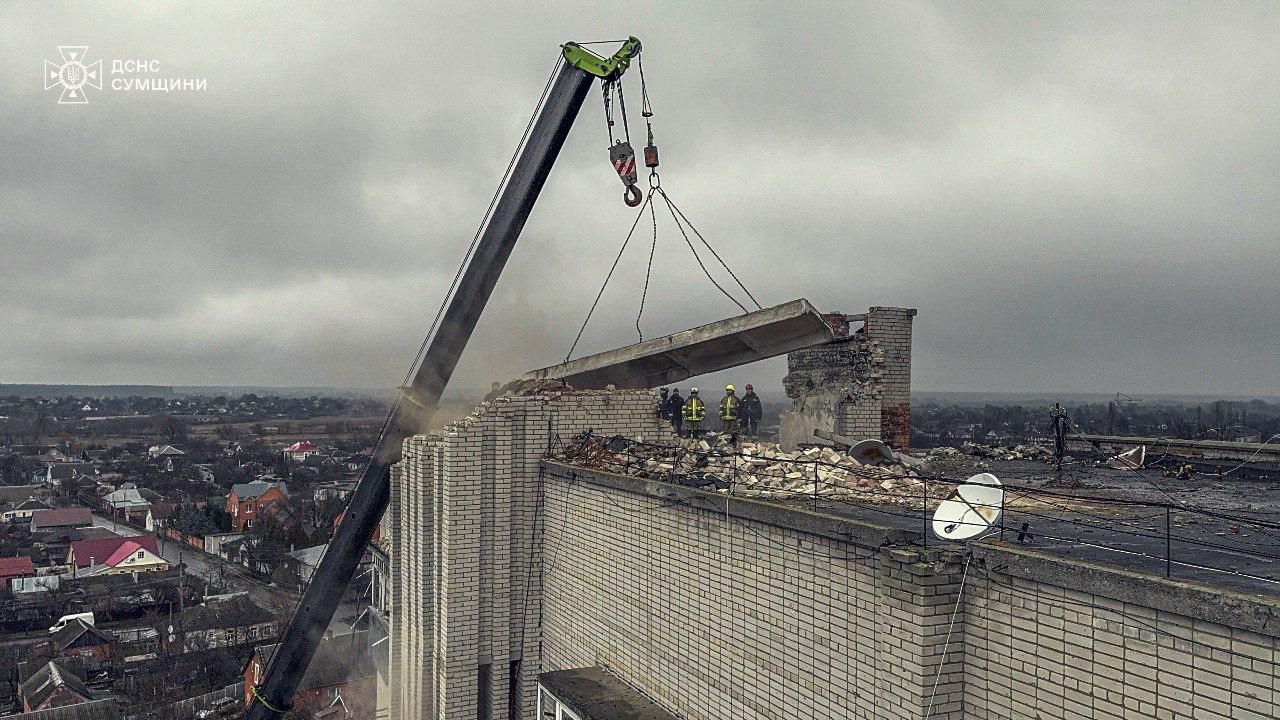 Последствия вчерашних ударов по Ахтырке в Сумской области