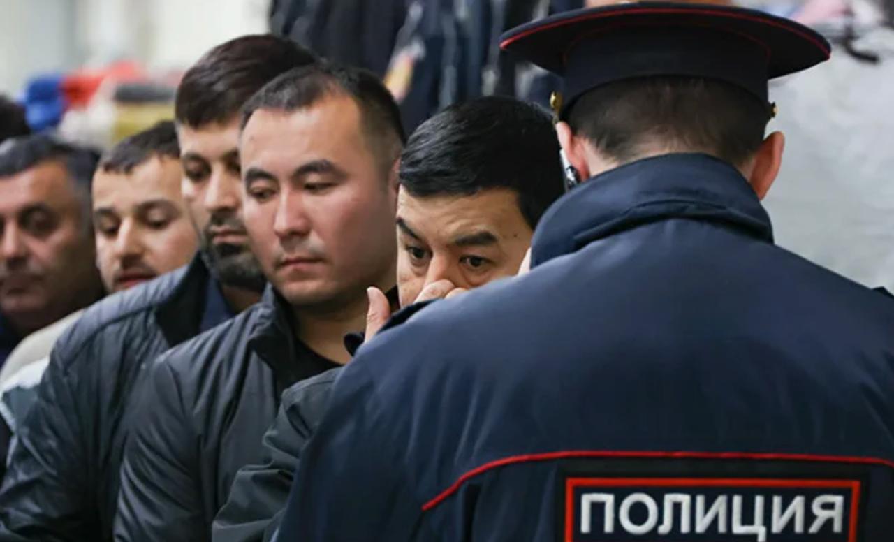 Мигрантам в РФ могут сократить безвиз до 30 дней