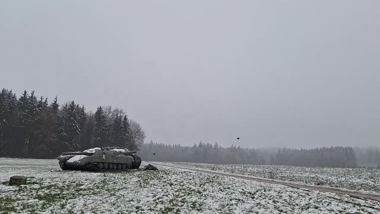 Два майора: Рой учебных FPV-дронов от американо-немецкой Auterion атакует надувной макет