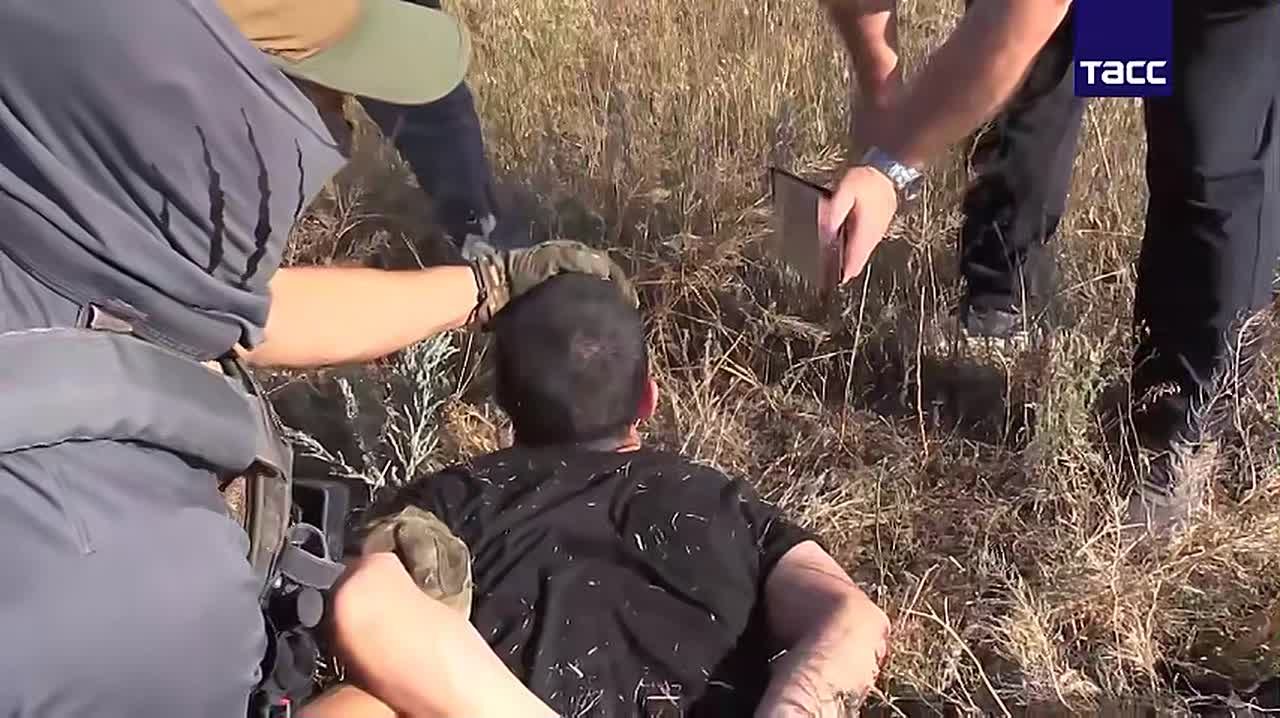 ФСБ накрыла банду, легализовавшую в России более 53 тысяч мигрантов