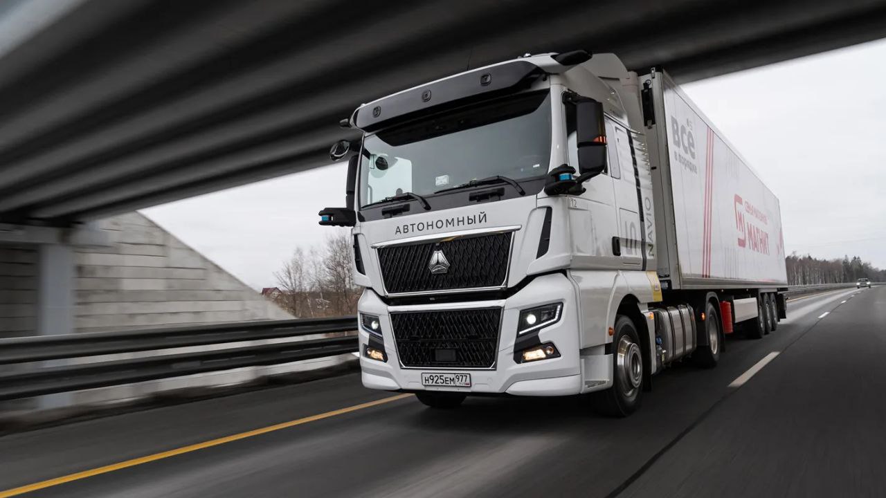 Беспилотный грузовик проехал рекордный маршрут по России
