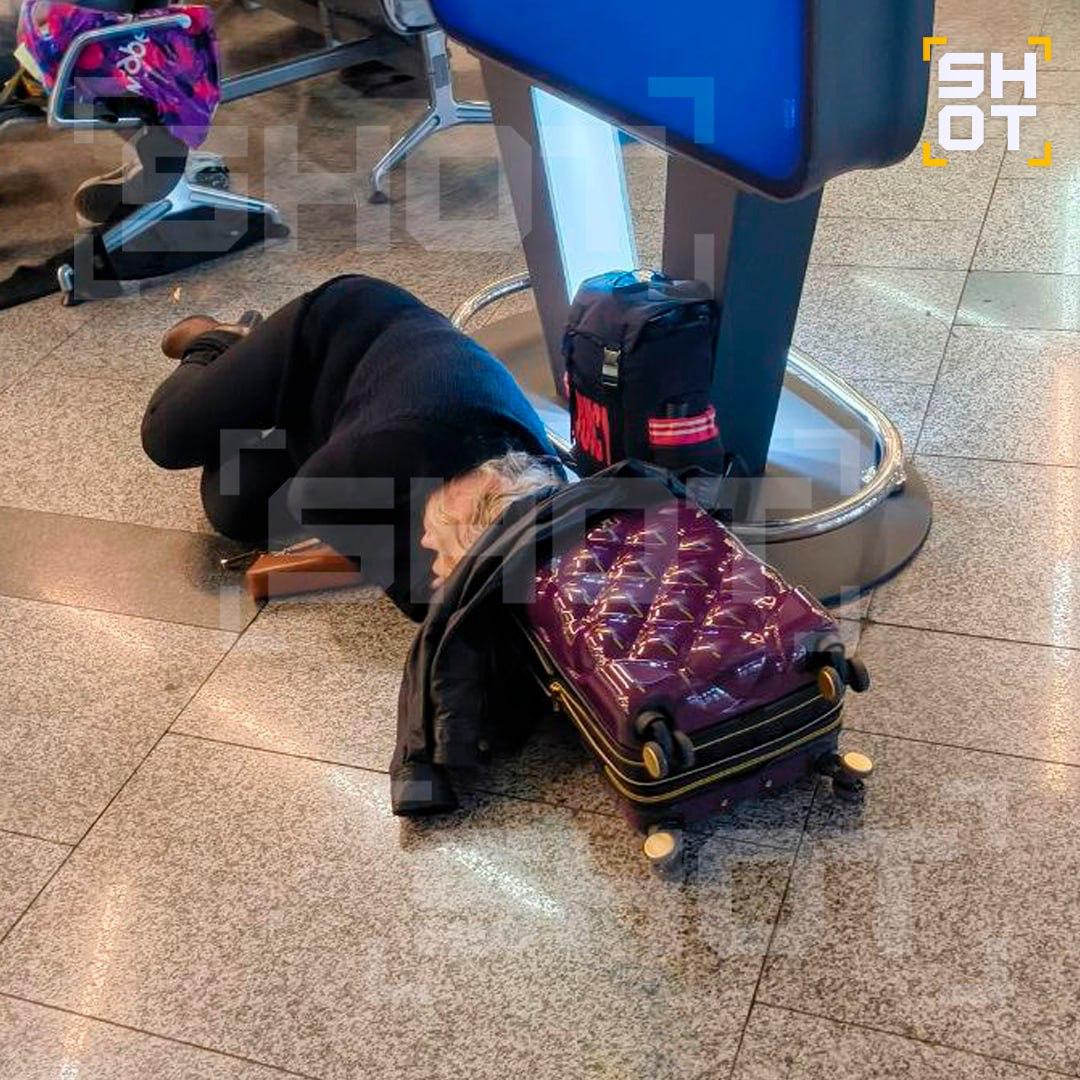 Массовая отмена рейсов во Внуково: пассажиры спят на полу Массовая отмена рейсов во Внуково: пассажиры спят на полу