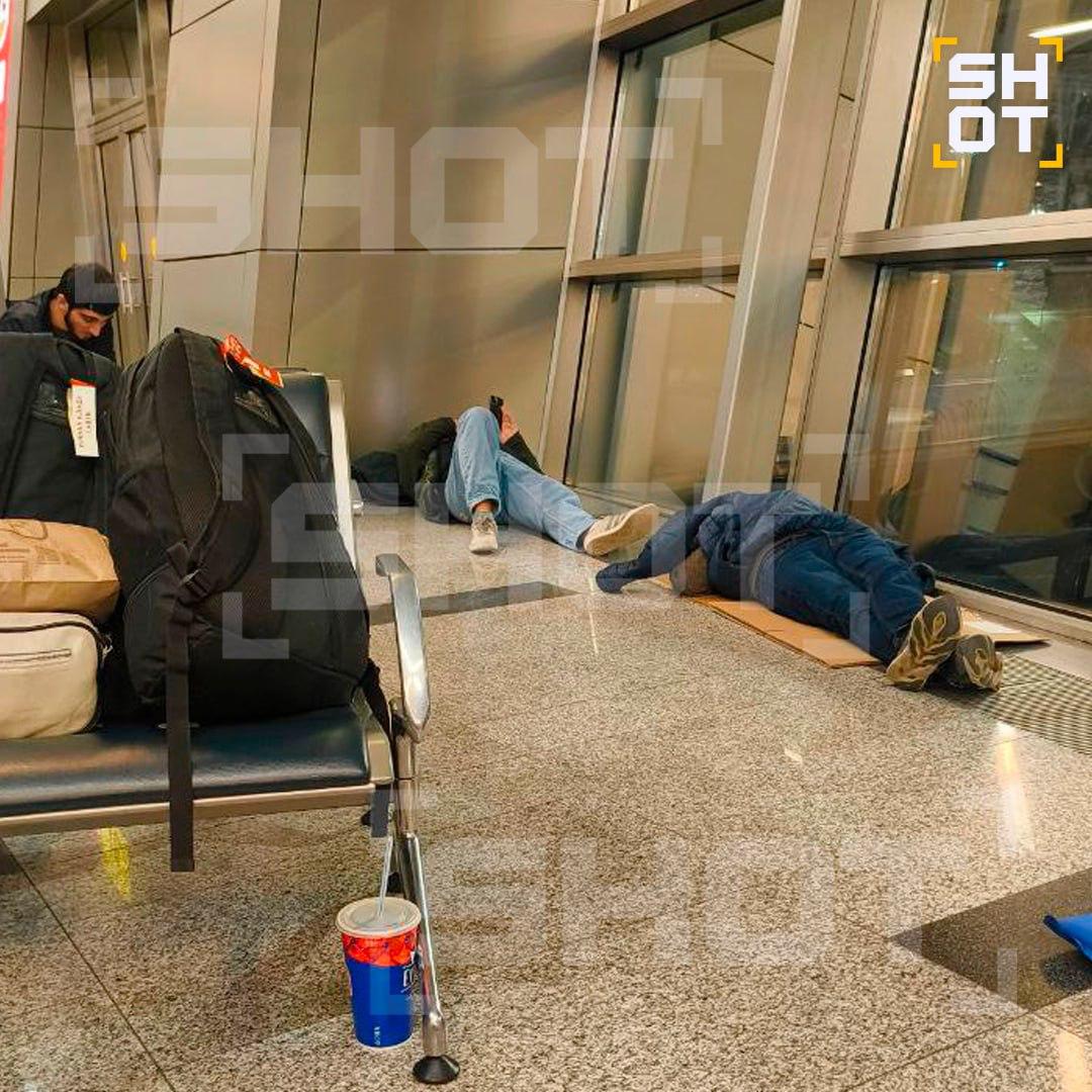 Массовая отмена рейсов во Внуково: пассажиры спят на полу Массовая отмена рейсов во Внуково: пассажиры спят на полу