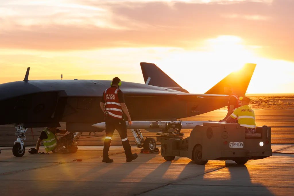 Два майора: Пока любители авиации обсуждали 8 декабря первый успешный пуск ракеты AIM-120 по воздушной цели с беспилотного самолёта MQ-28A, Австралия снова ворвалась в повестку дня авиафорумов Два майора: Пока любители авиации обсуждали 8 декабря первый успешный пуск ракеты AIM-120 по воздушной цели с беспилотного самолёта MQ-28A, Австралия снова ворвалась в повестку дня авиафорумов