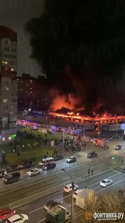 В Петербурге горит Правобережный рынок