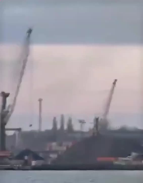 По судну в порту Черноморска сегодня все таки прилетела «Герань-2», а не баллистика