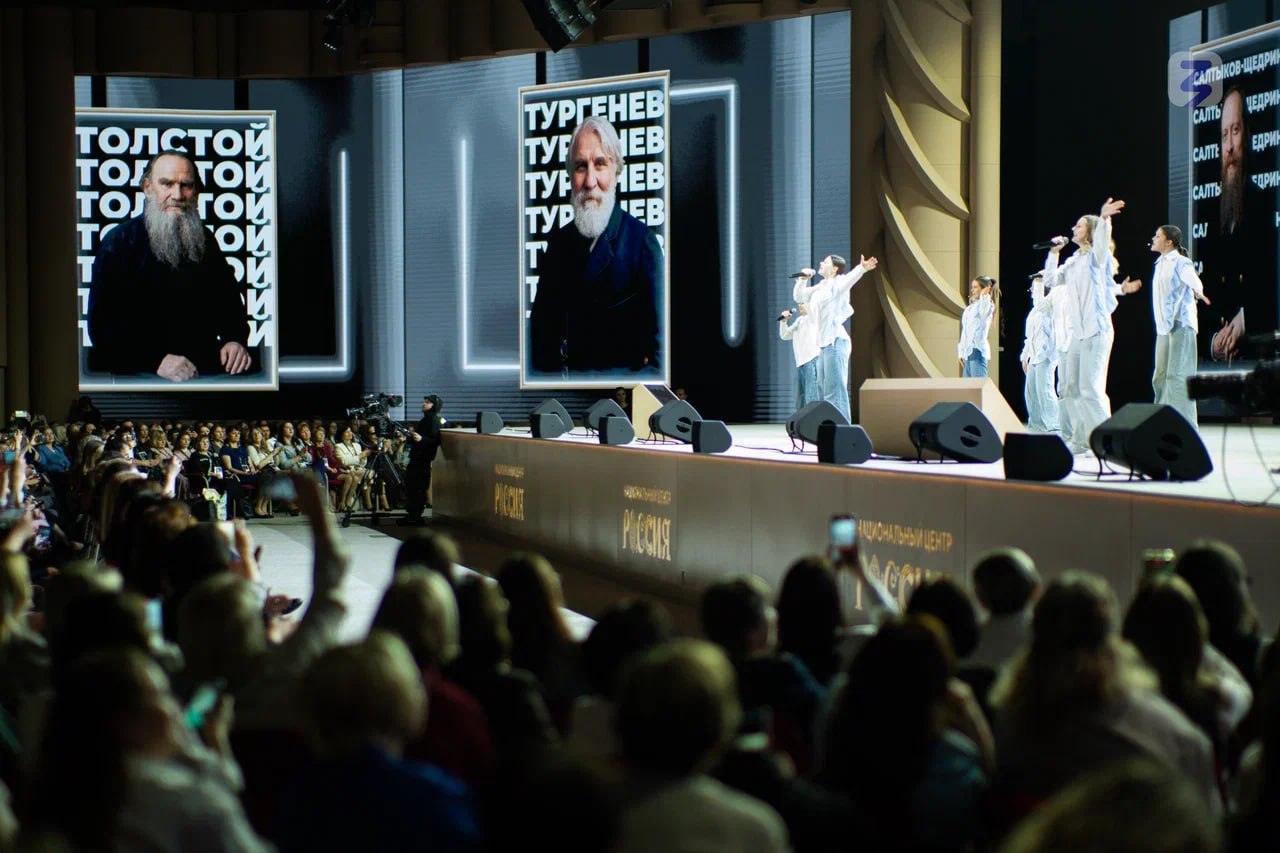 Лучшие школьные библиотеки России получили награды на форуме «Знания» Лучшие школьные библиотеки России получили награды на форуме «Знания»