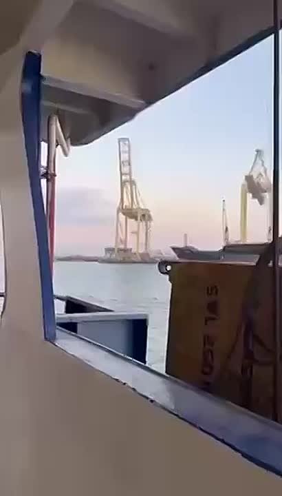 Уникальные кадры поражения турецкого судна в порту Одессы