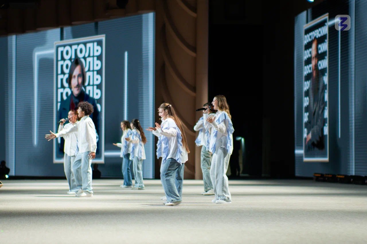 Лучшие школьные библиотеки России получили награды на форуме «Знания» Лучшие школьные библиотеки России получили награды на форуме «Знания»