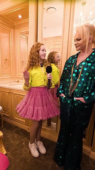 «Тривиальная» осетрина Долиной: Артистка поделилась праздничным меню, заявив, что у нее все «как у всех»