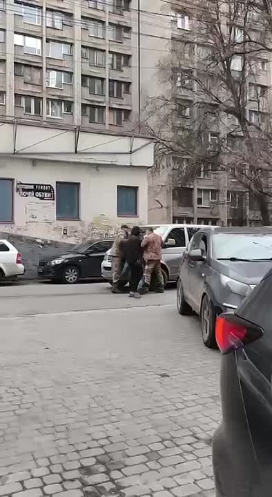 Людоловы и полицаи похищают гражданских с улиц Украины