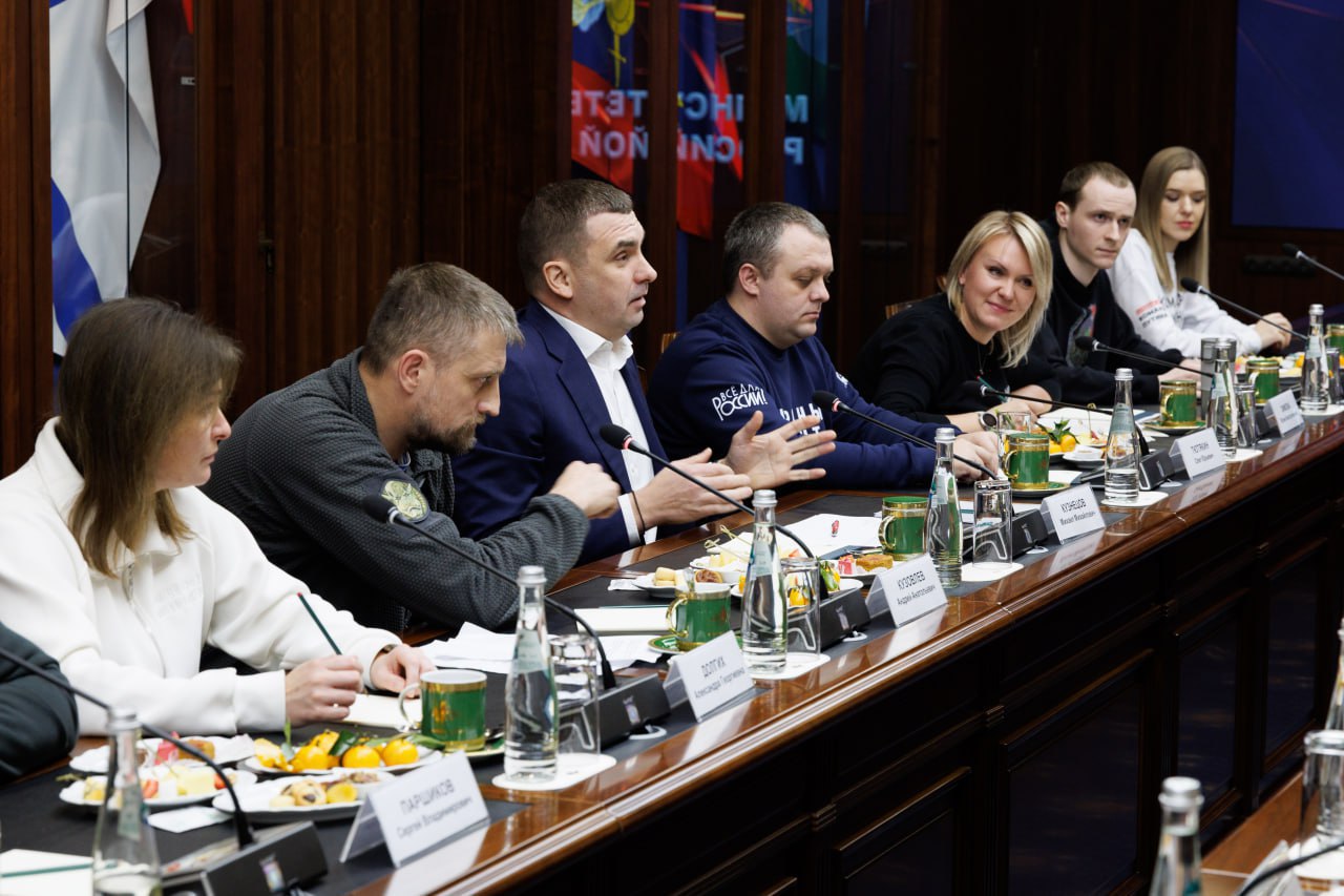 Принял участие во встрече активистов Народного Фронта с Министром Обороны Принял участие во встрече активистов Народного Фронта с Министром Обороны