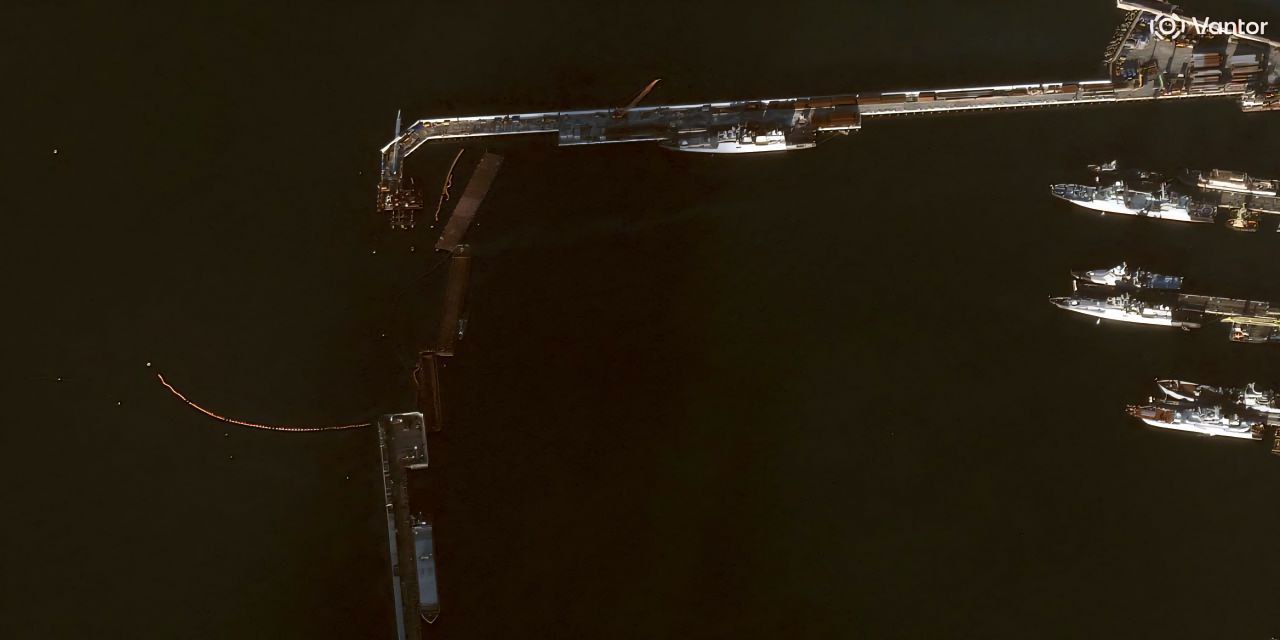 Появились нормальные спутниковые фото из порта Новороссийска, где украинский подводный дрон-камикадзе пытался атаковать подводную лодку Появились нормальные спутниковые фото из порта Новороссийска, где украинский подводный дрон-камикадзе пытался атаковать подводную лодку