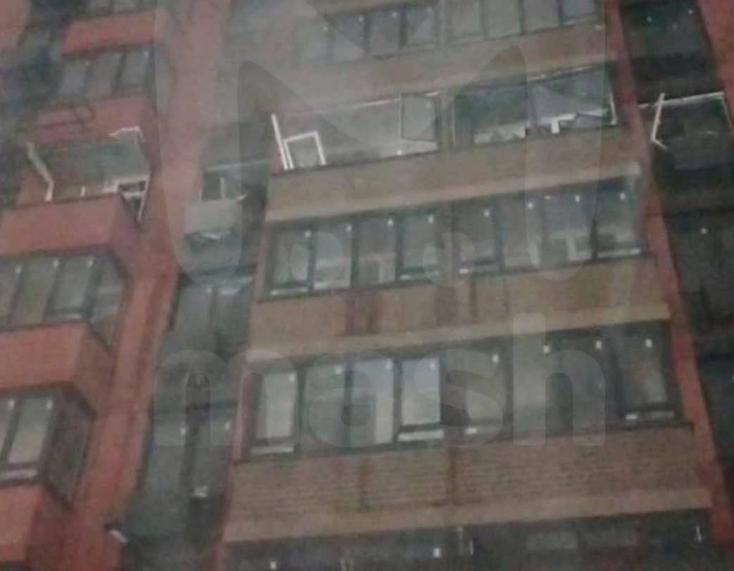 Пожар вспыхнул в частном секторе Батайска и повреждена многоэтажка после украинской атаки Пожар вспыхнул в частном секторе Батайска и повреждена многоэтажка после украинской атаки