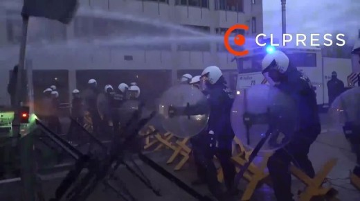 Два майора: Брюссельская капуста: фермеры закидывают здание Европарламента картошкой и блокируют дороги