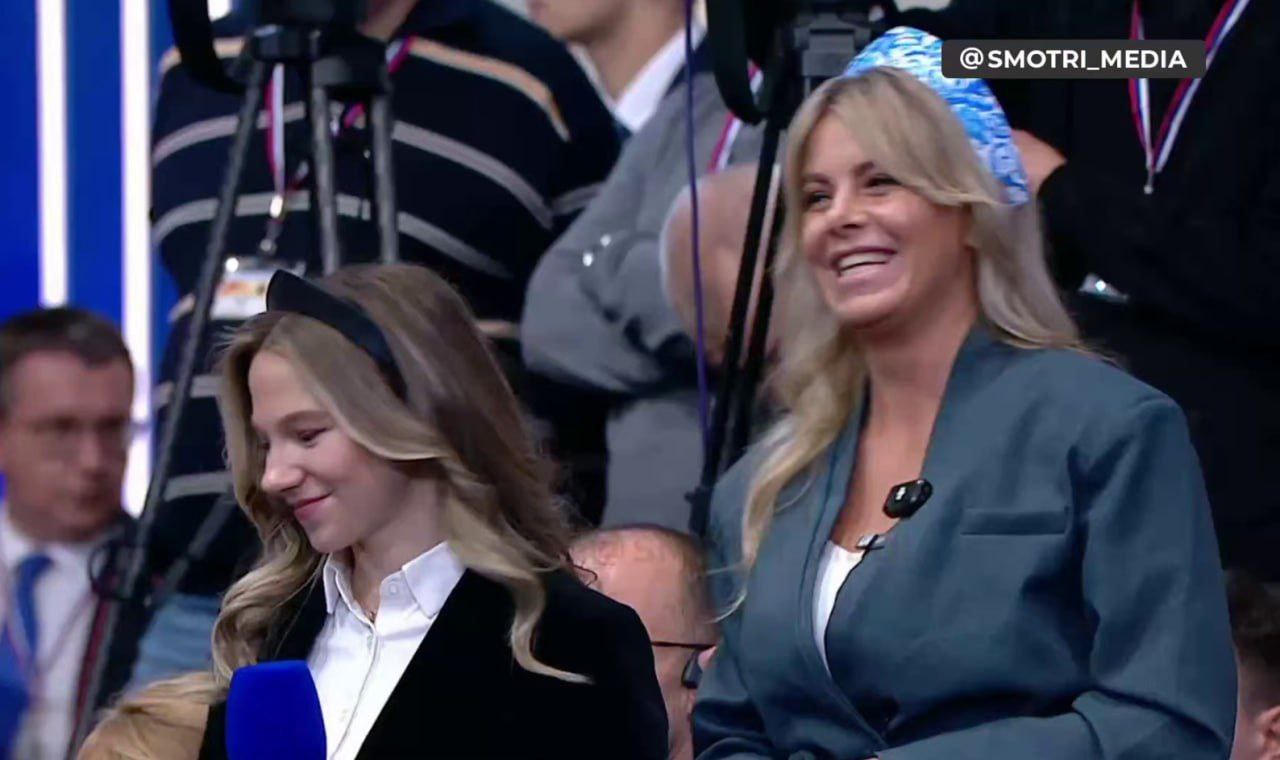 Многие собравшиеся в Гостинном Дворе дамы выбрали в качестве головного убора русский кокошник, и президент не упустил из виду новый тренд Многие собравшиеся в Гостинном Дворе дамы выбрали в качестве головного убора русский кокошник, и президент не упустил из виду новый тренд