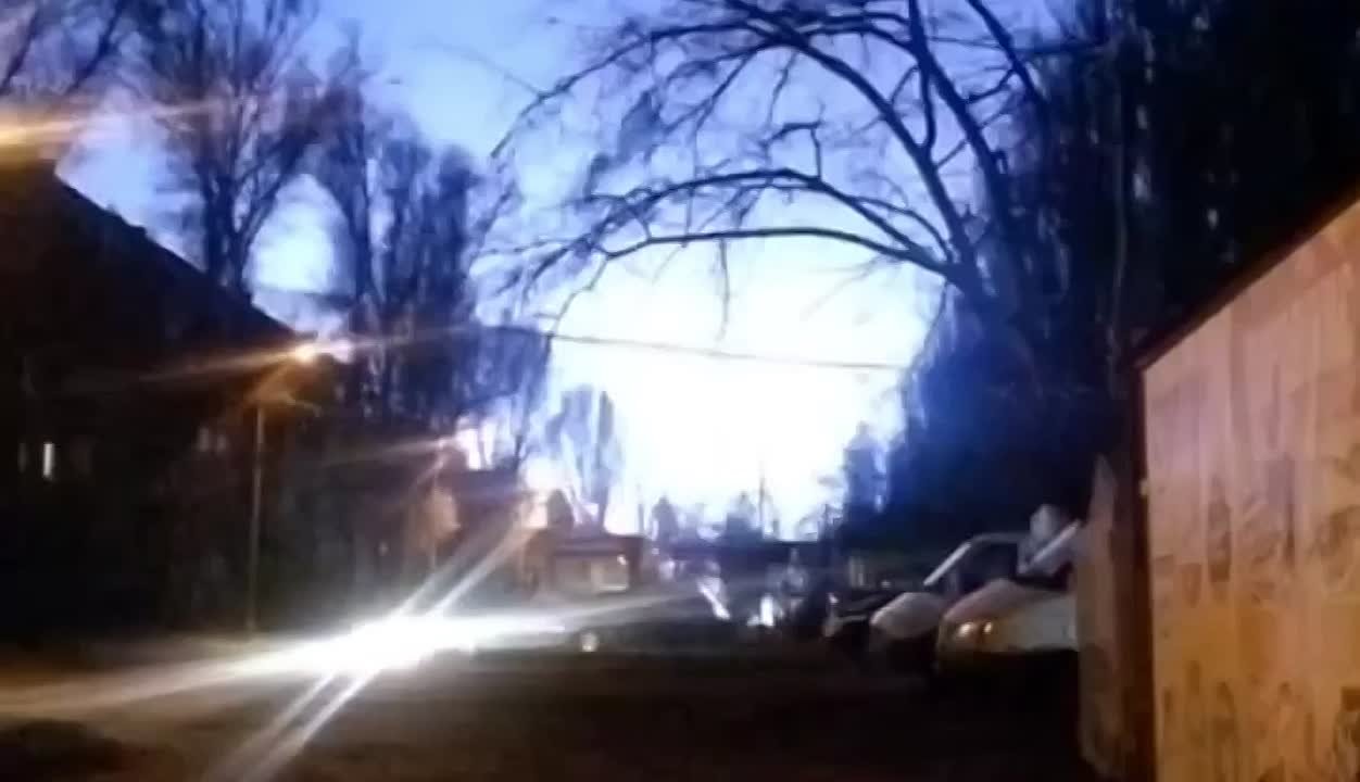 Днепропетровск продолжает избавляться от советского наследия, после прилета уже знакомое всем синее зарево и тьма